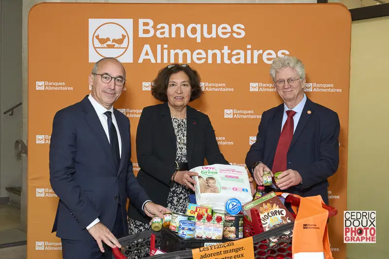 Photo souvenir devant le chariot iconique du lancement de la collecte nationale des banques alimentaires